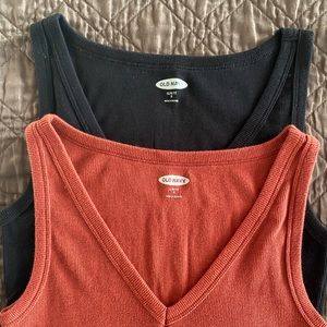 Old Navy v-neck ribbed tank tops in Small